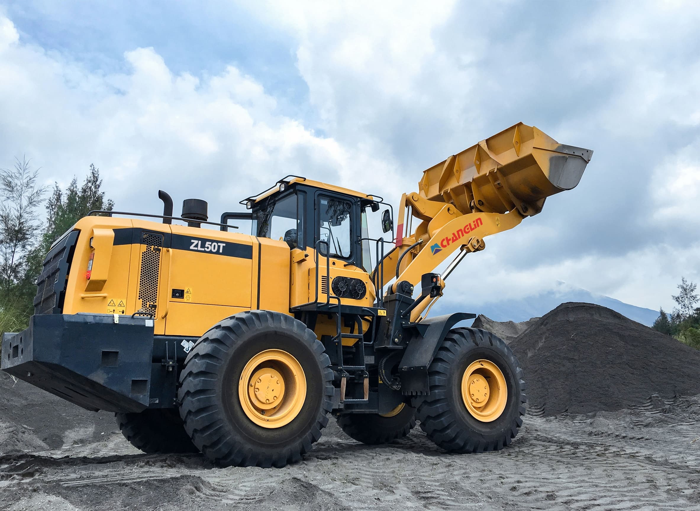 À la conquête des ports et des mines : comment les chargeuses sur pneus CHANGLIN ZL50T/ZL50H dominent les chantiers difficiles